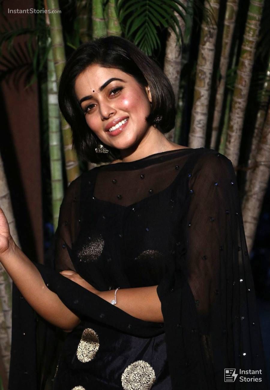 Shamna Kasim Hot Hd Photos From Blue Whale Tamil Movie - Actresses Poorna Launch - HD Wallpaper 
