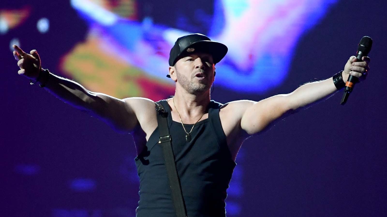 Donnie Wahlberg On Tour - HD Wallpaper 