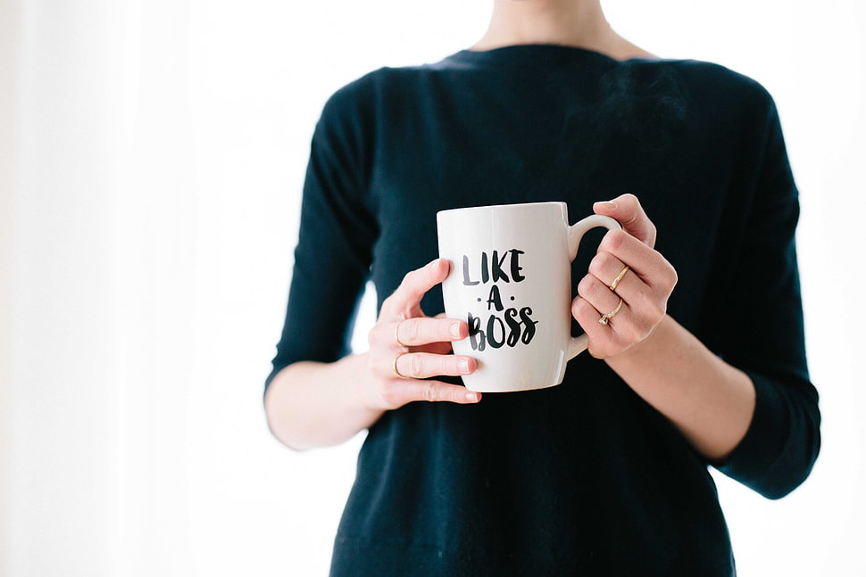 Women S Black Long-sleeve Shirt Holding White Ceramic - Like A Boss Mug Woman - HD Wallpaper 