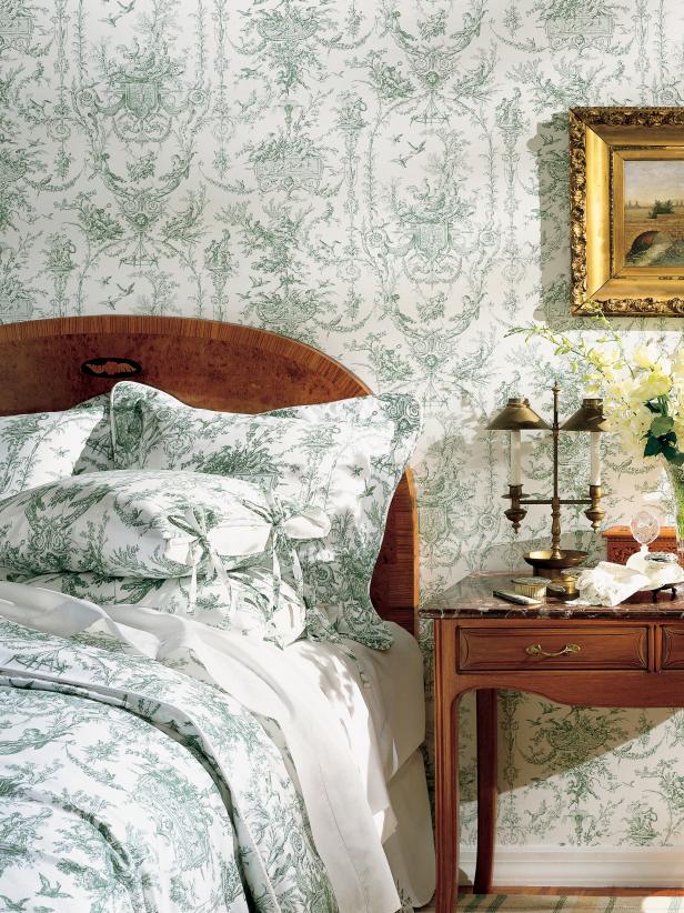 Bedroom With Matching Green And White Toile Wallpaper, - French Country Wallpaper Bedroom - HD Wallpaper 