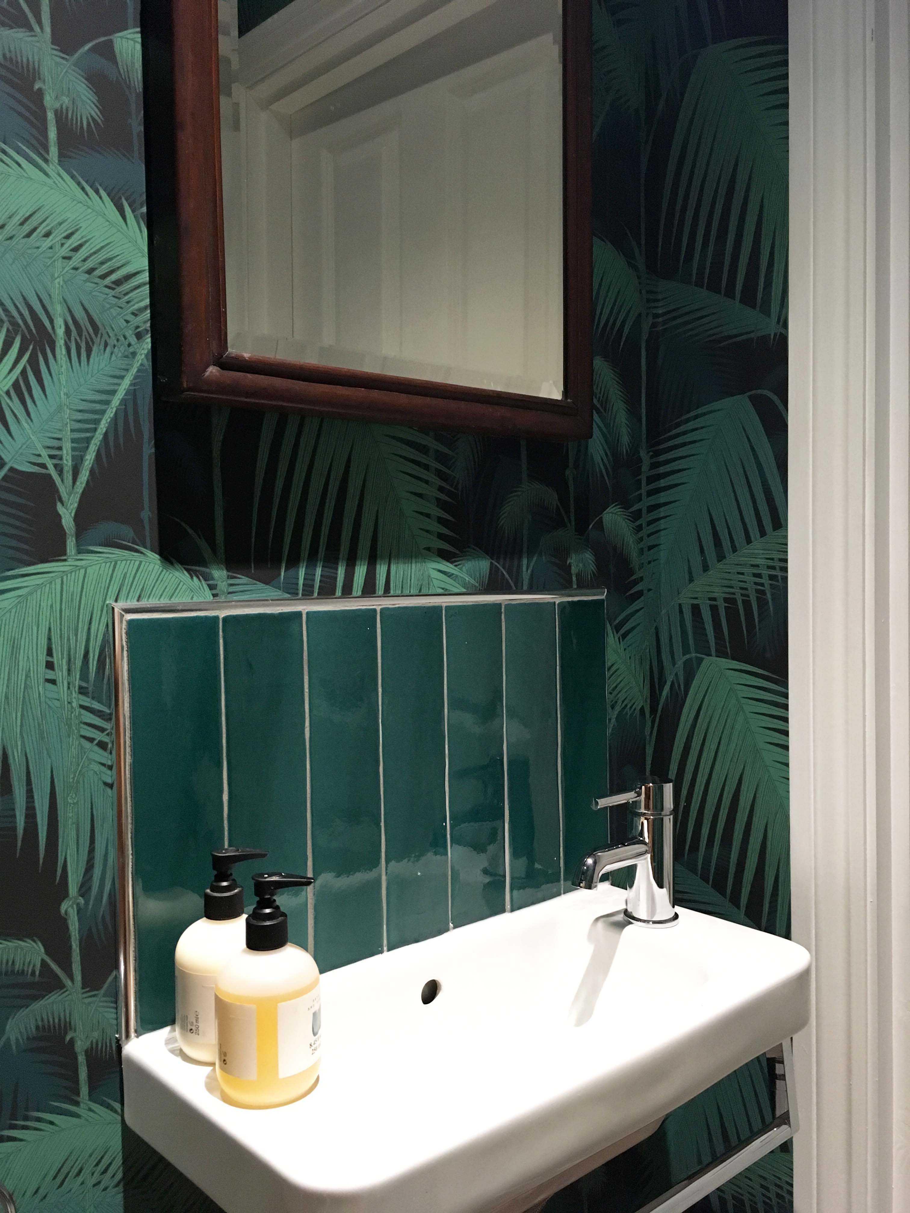 Palm Jungle Wallpaper With Dark Teal Tiles And Vintage - Teal Cloakroom - HD Wallpaper 