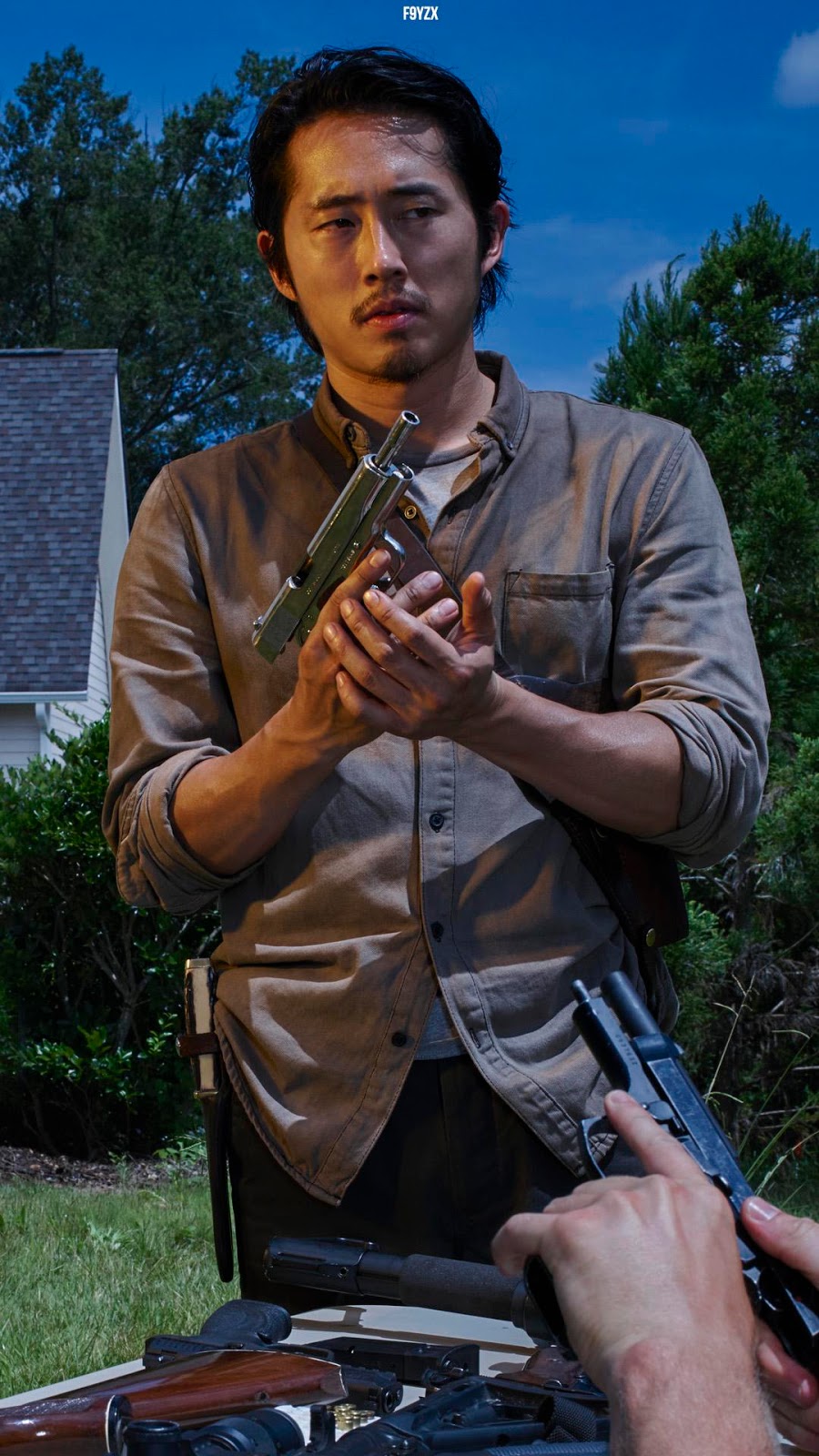 The Walking Dead Wallpapers - Walking Dead Glenn Holding Gun - HD Wallpaper 