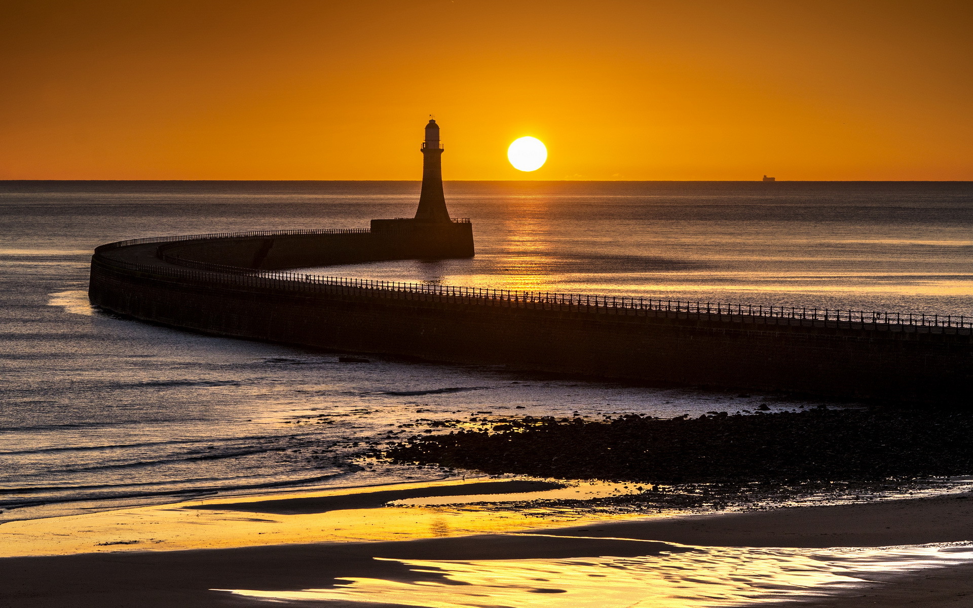 Sunset Sea Lighthouse Wallpaper - Sunderland Roker Pier - HD Wallpaper 
