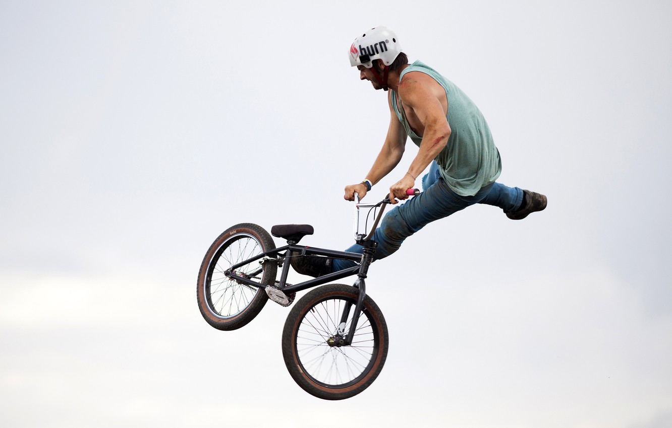 Photo Wallpaper The Sky, Bike, Pose, Jump, Jeans, Mike, - Bicycle - HD Wallpaper 