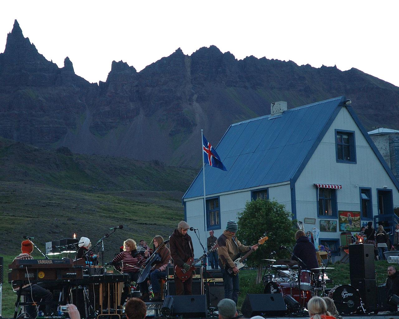 Wallpaper - Hraundrangi - HD Wallpaper 