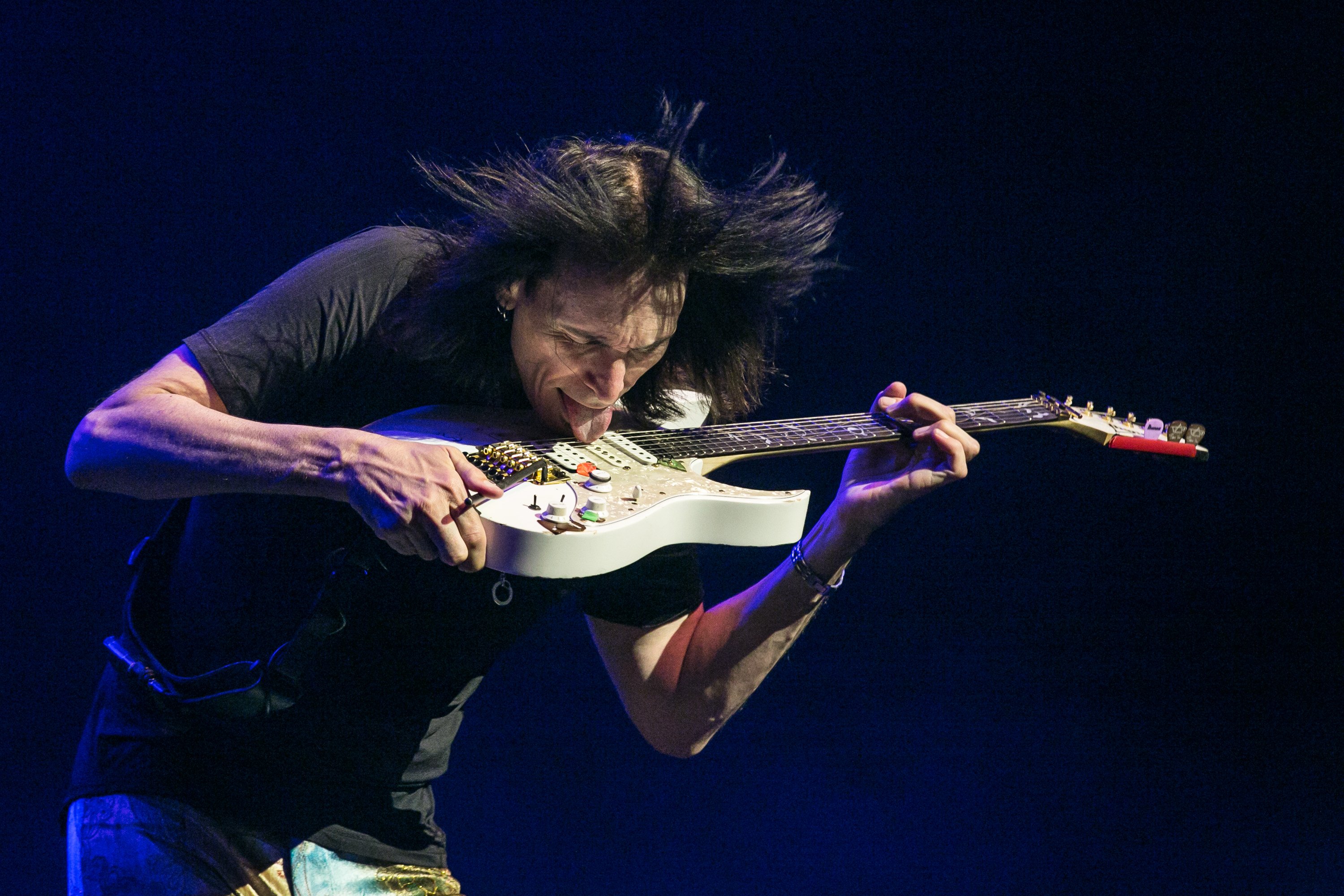 Steve Vai Licking Guitar - HD Wallpaper 