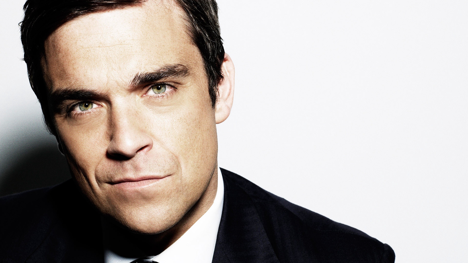Wallpaper Robbie Williams, Suit, Face, Eyebrows, Tie - Robbie Williams Reality Killed - HD Wallpaper 