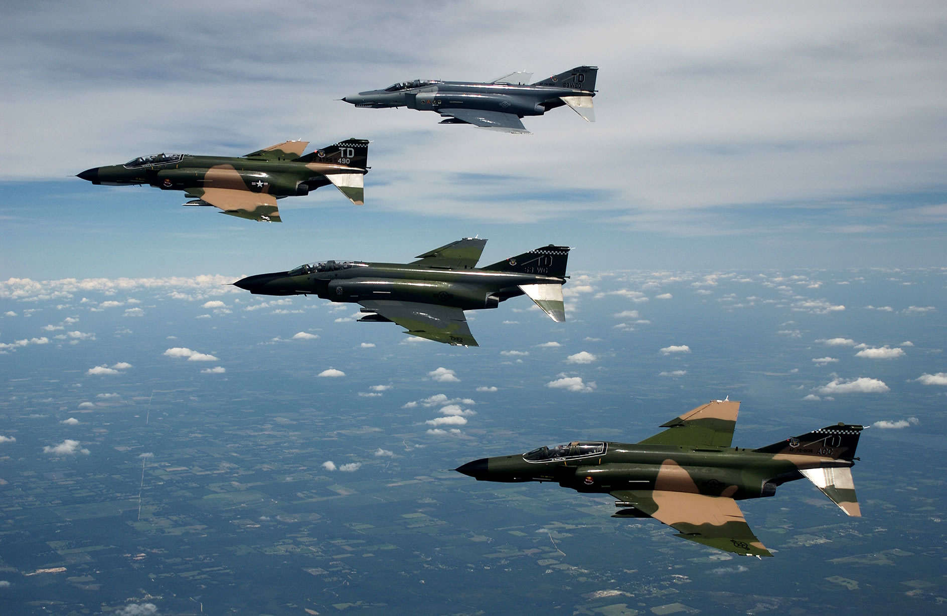 F-4 Aircraft Flying In Formation - Military Aviation - HD Wallpaper 