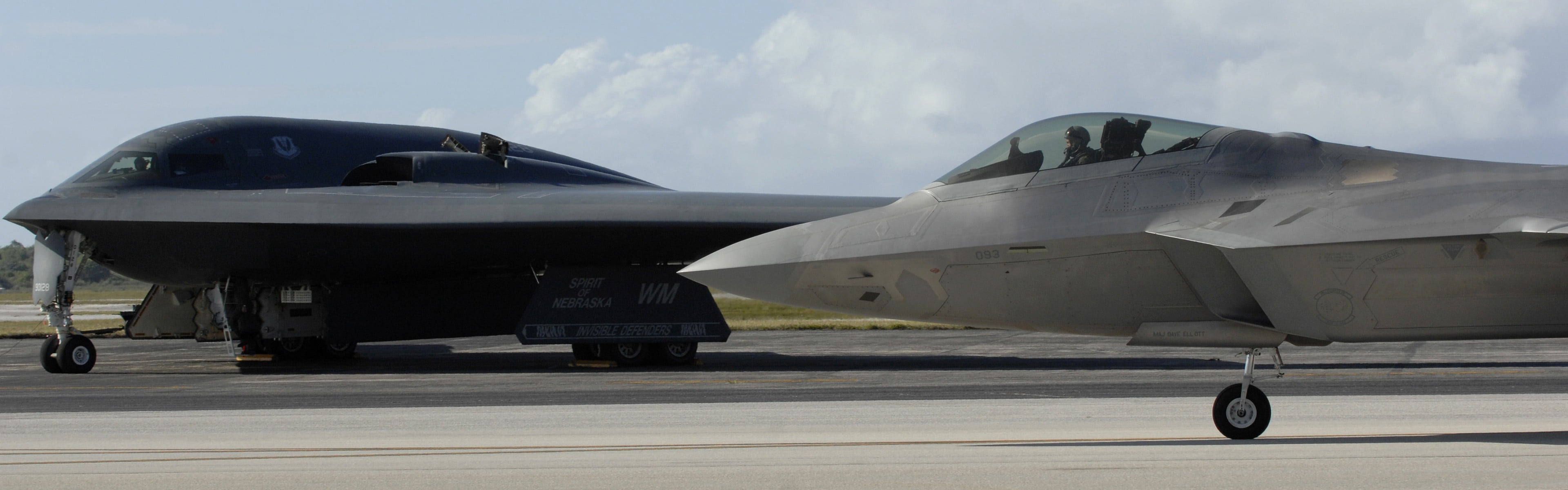 B2 Spirit Vs F 22 Raptor - HD Wallpaper 