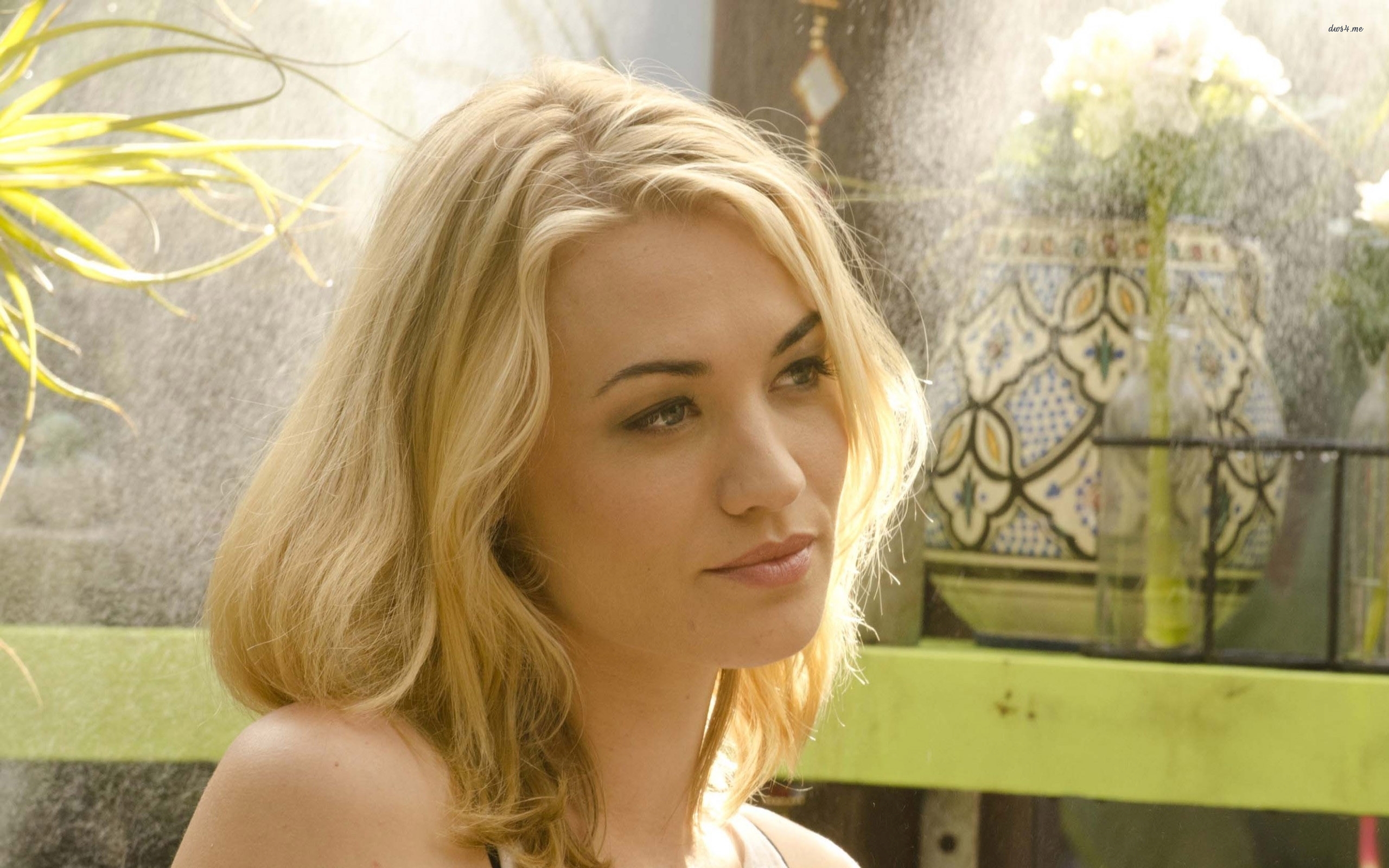 Yvonne Strahovski - HD Wallpaper 