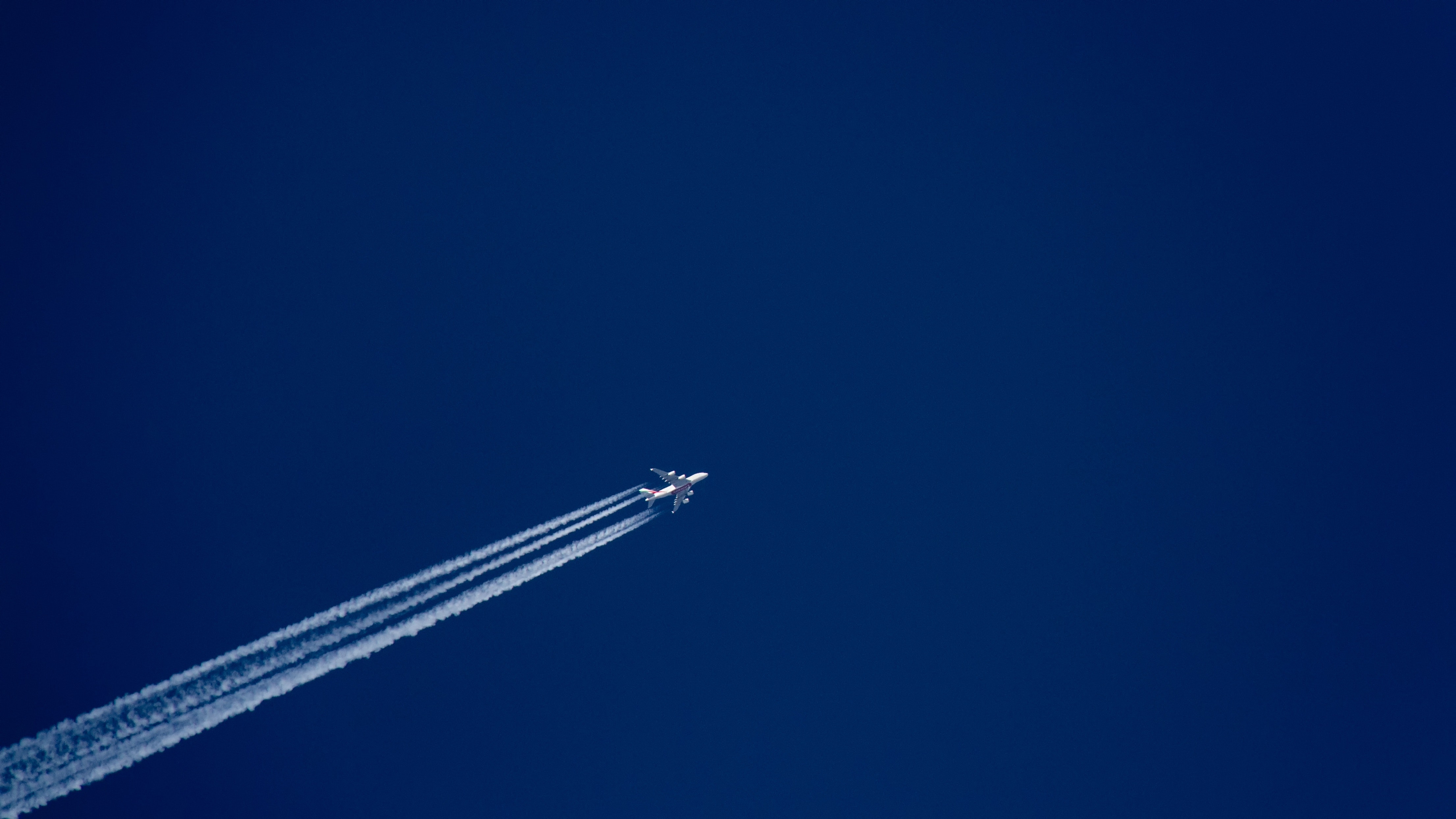 Plane On The Blue Sky - 4424x2489 Wallpaper 