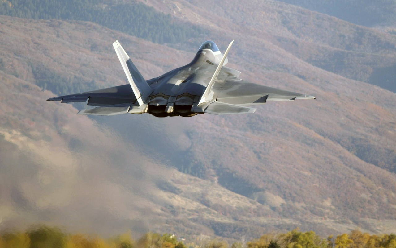 F22 Over Hills Wallpapers - F 22 Raptor Take Off - HD Wallpaper 