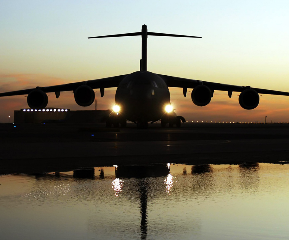 Hd Plane Near Water Android Wallpapers - C 17 Globemaster Hd - HD Wallpaper 