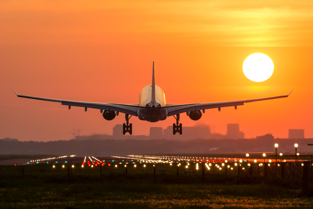 Airplane Landing - HD Wallpaper 