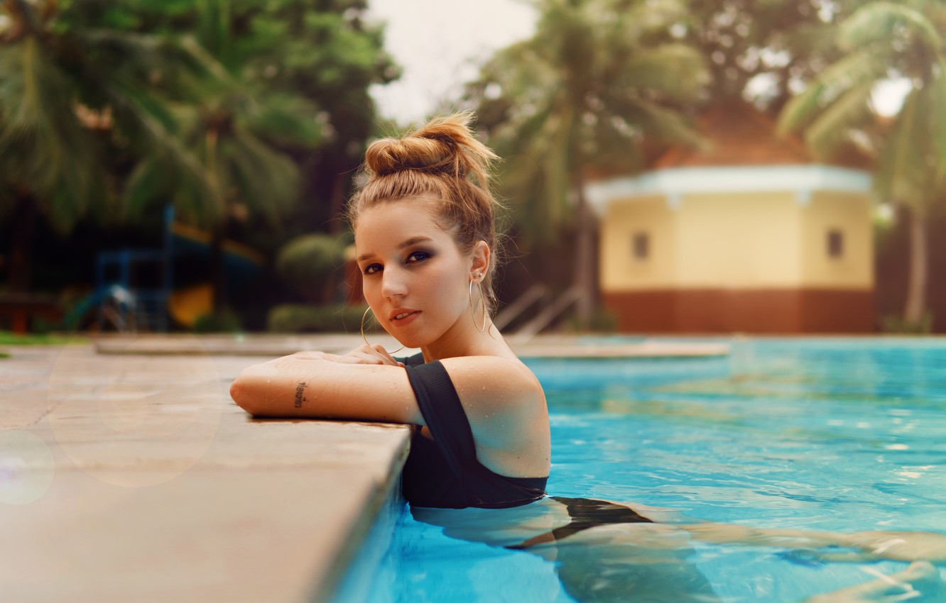 Photo Wallpaper Look, Water, Girl, Face, Pool, Giulia - Swimming Pool - HD Wallpaper 