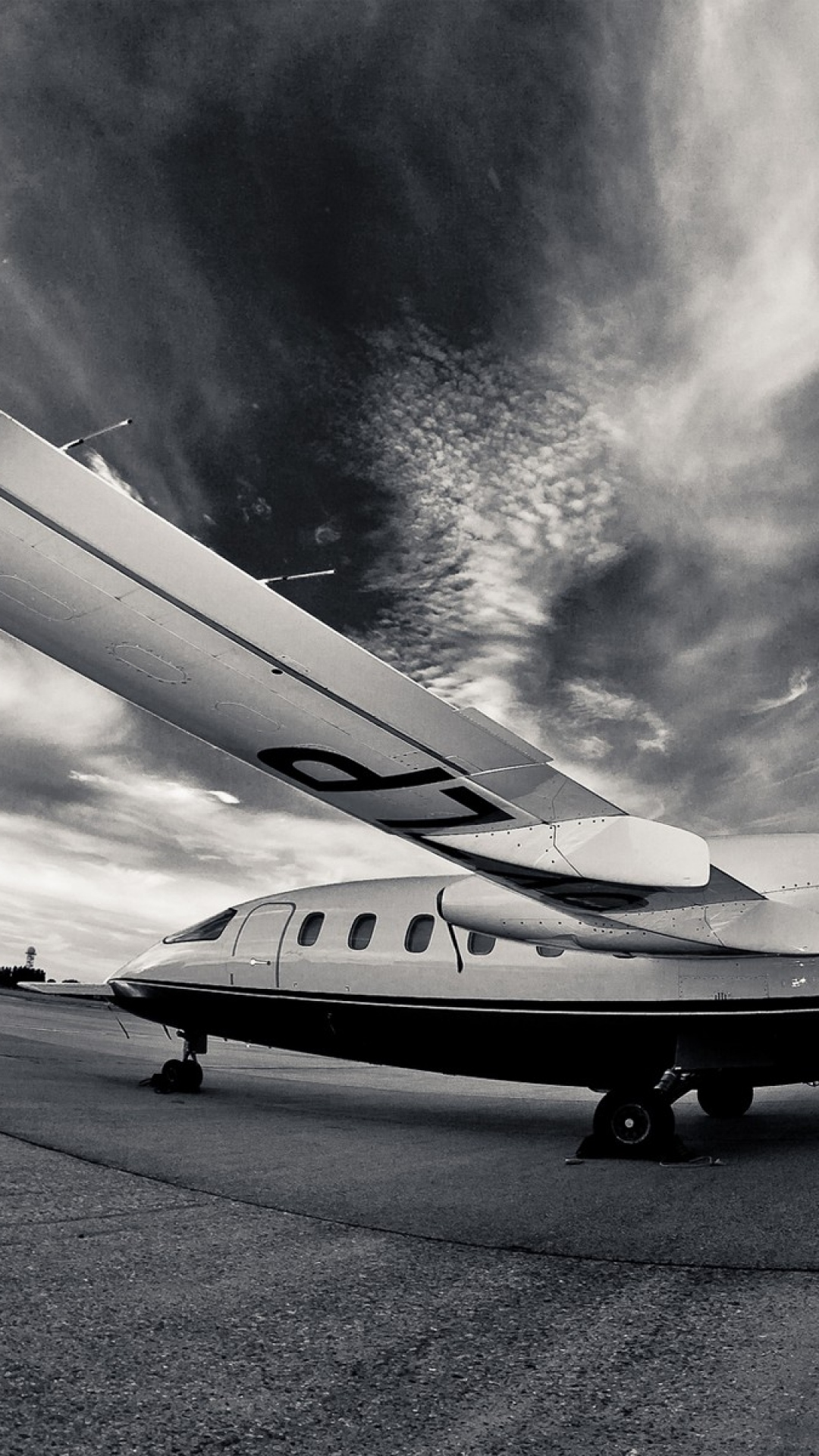 Airplane Runway Night Black And White Iphone Background - Black Background Wallpapers 4k Iphone - HD Wallpaper 