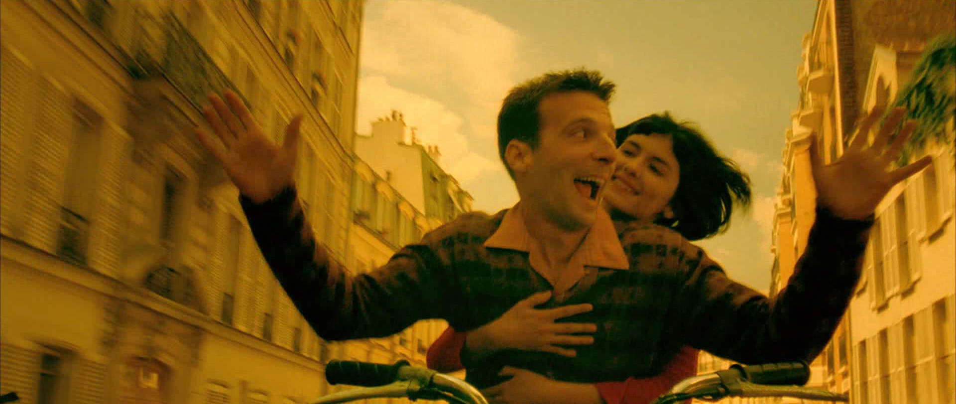 Amelie And Remy Ride Through The Streets Of Paris - Amelie Poulain And Nino - HD Wallpaper 