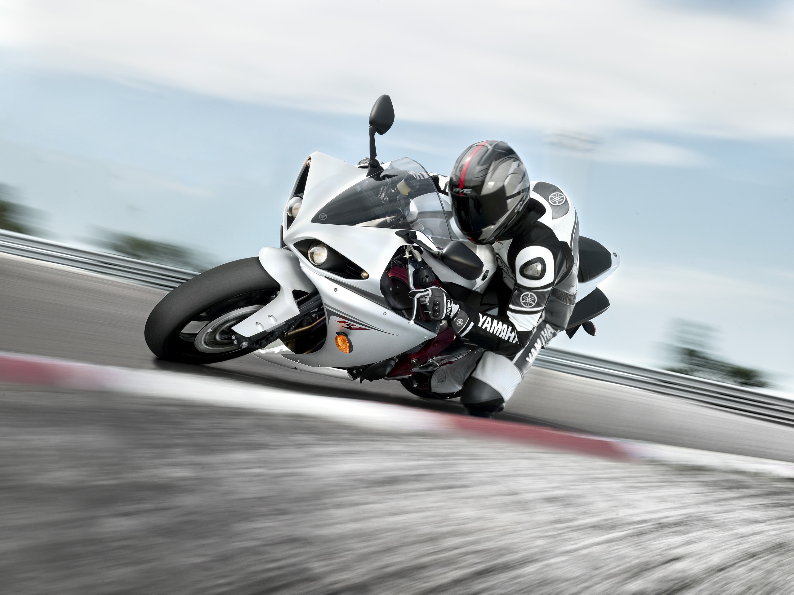 Wallpaper Motorcycle Driving Fast - Big Bikes Wallpapers Hd - HD Wallpaper 