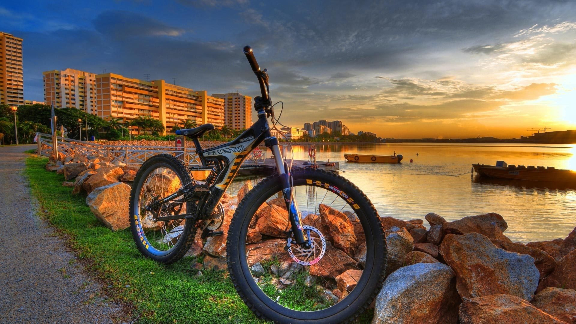 Cycle Lake Shore Wallpaper - Bike Papel De Parede - HD Wallpaper 