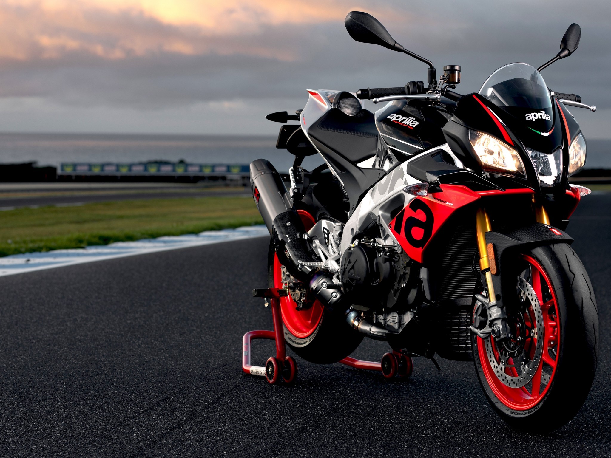 Aprilia Tuono V4, Black And Red, Sport Motorbike - Tuono V4 1100 Factory 2019 - HD Wallpaper 