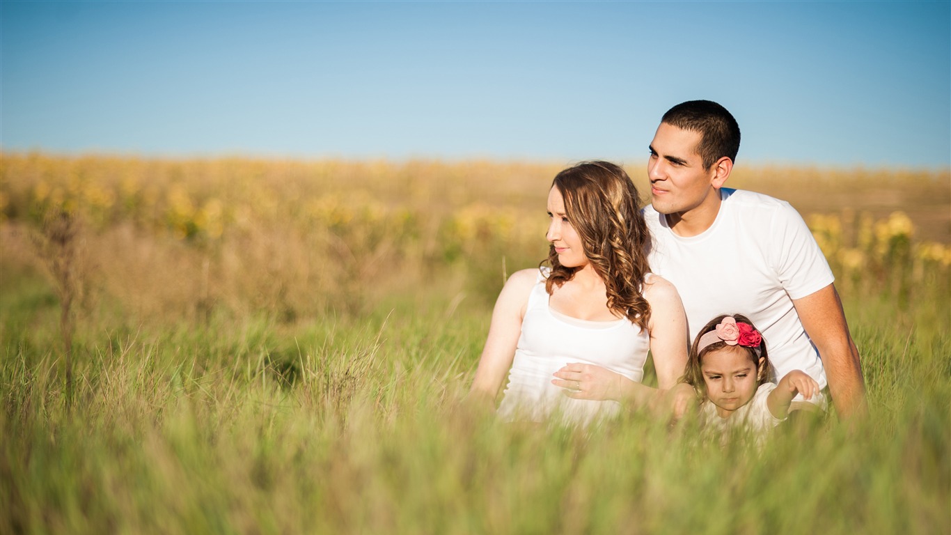 Warm Happiness Family Meadow Sunset Photo2018 - Family Free - HD Wallpaper 