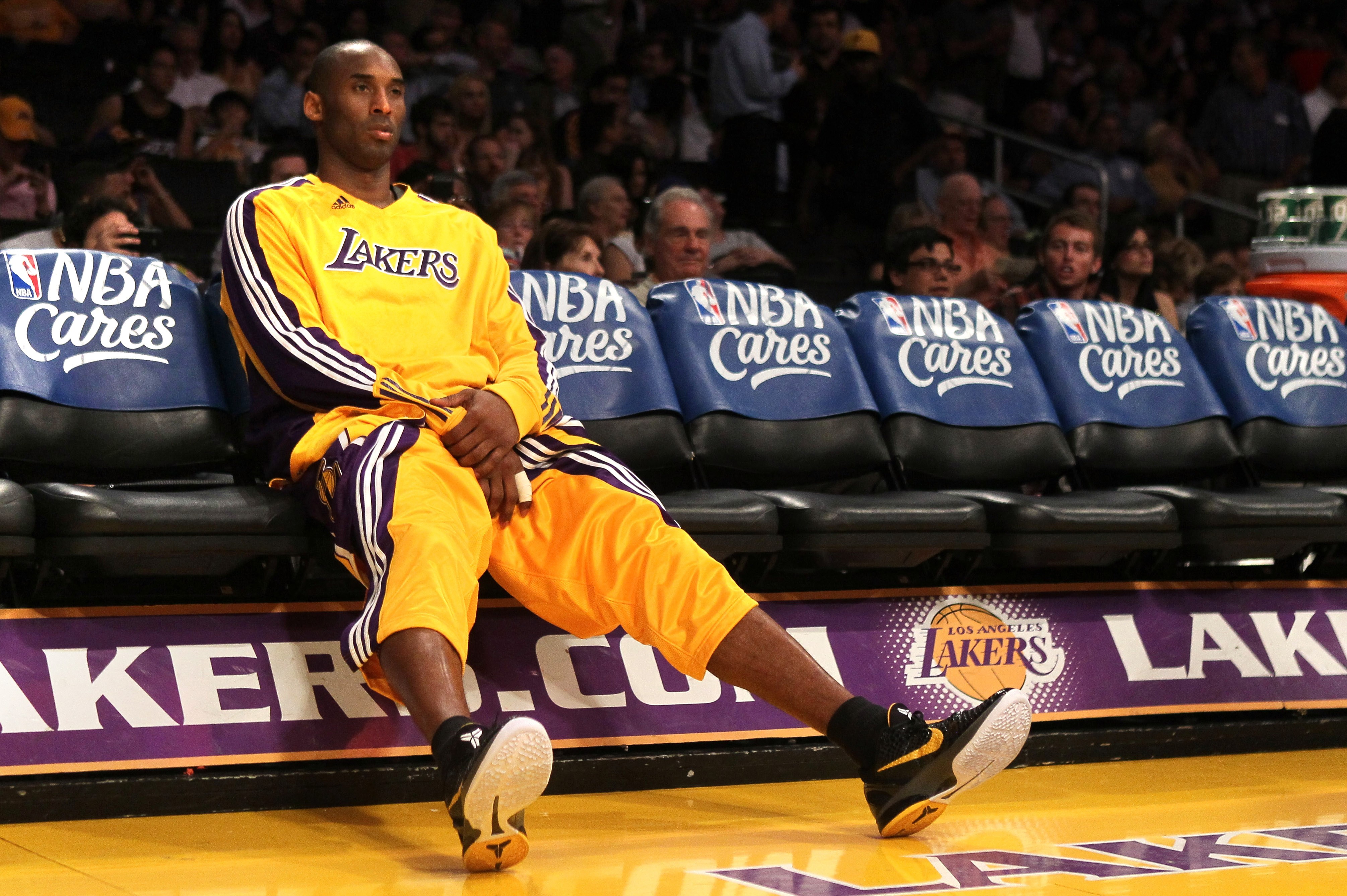 Kobe Bryant On The Bench - HD Wallpaper 