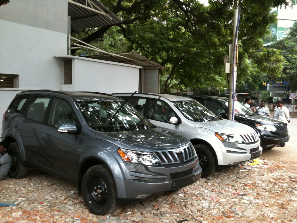 Xuv 500 At Parking - HD Wallpaper 