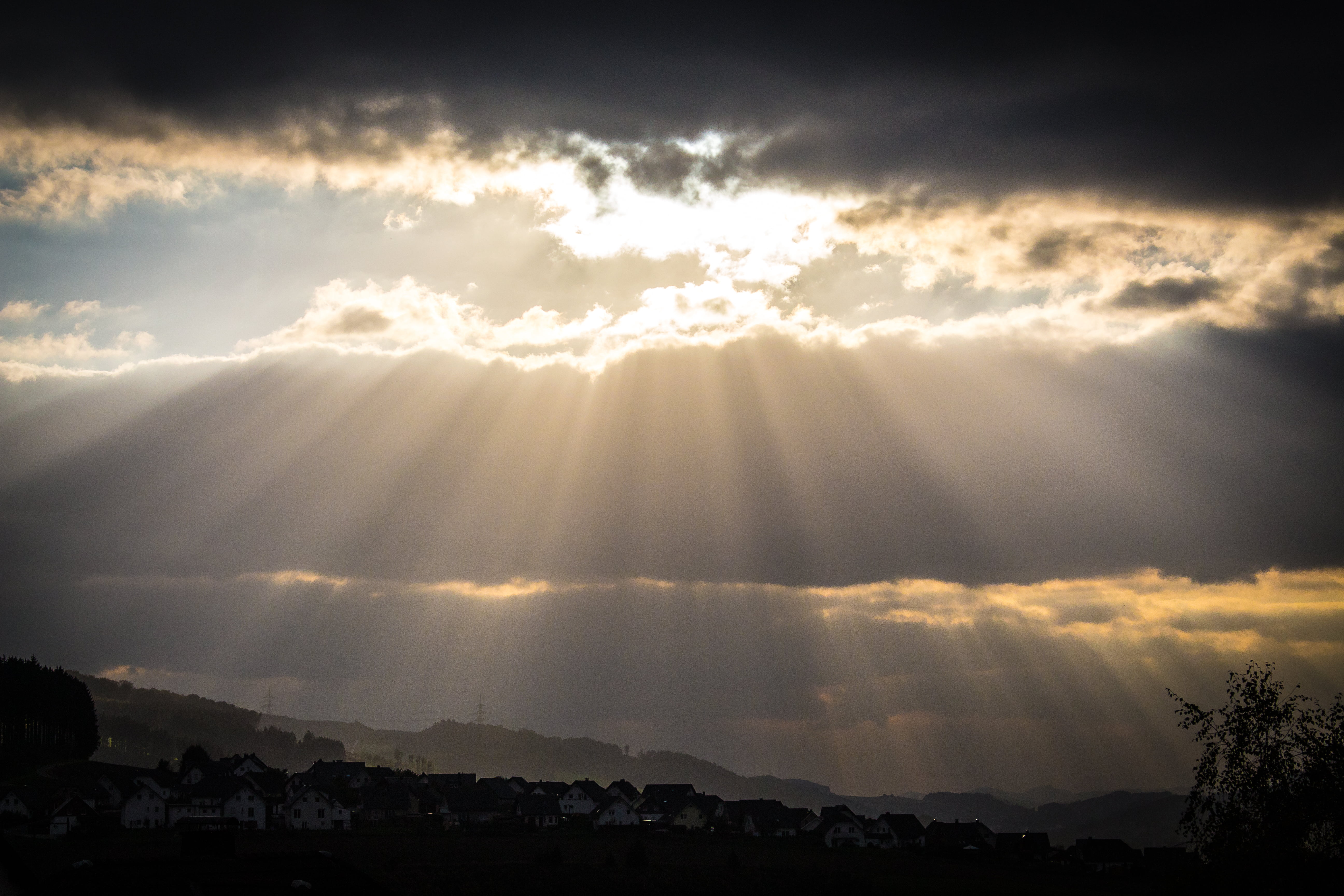 Sunrays Coming Through The Clouds - HD Wallpaper 
