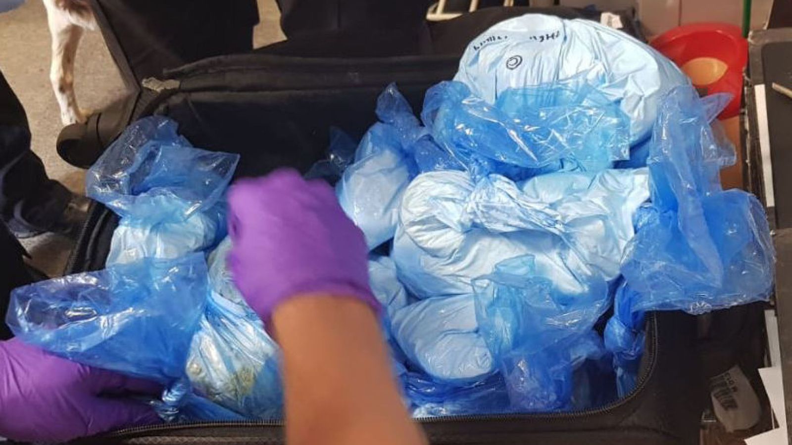 Drug Bust At Gatwick Airport Was Actually Vegan Cake - Gatwick Drugs Bust Turns Out To Be Cake Ingredients - HD Wallpaper 