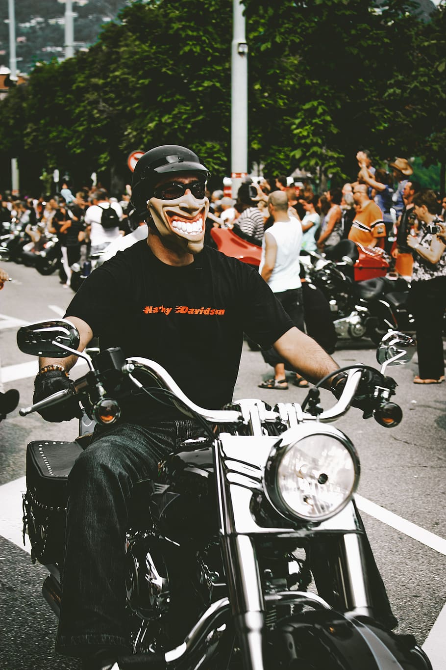 Photo Of Man Riding Motorcycle While Wearing Mask, - Wearing A Mask Riding A Motorcycle - HD Wallpaper 