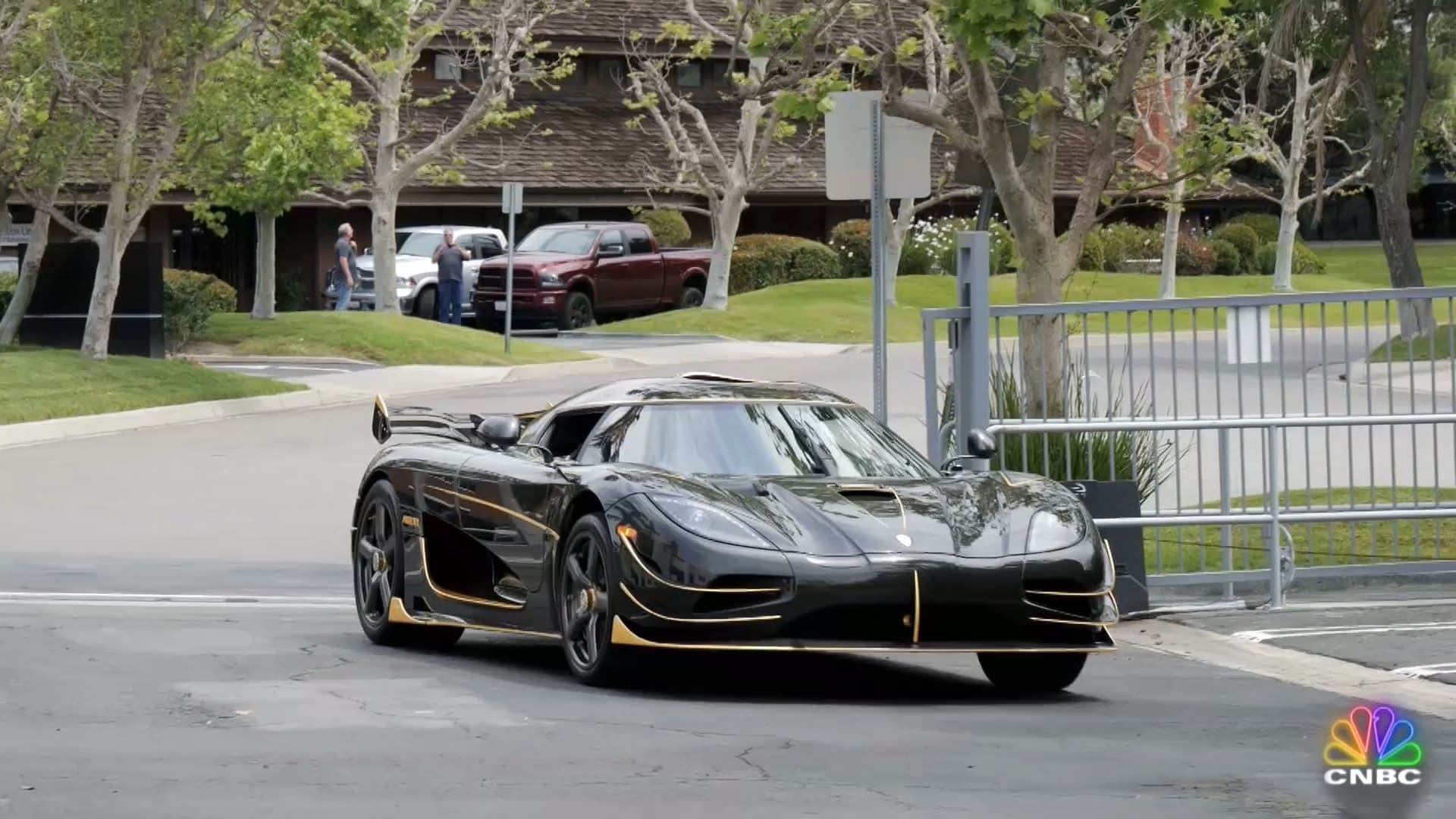 Luxury Car Wallpaper - HD Wallpaper 