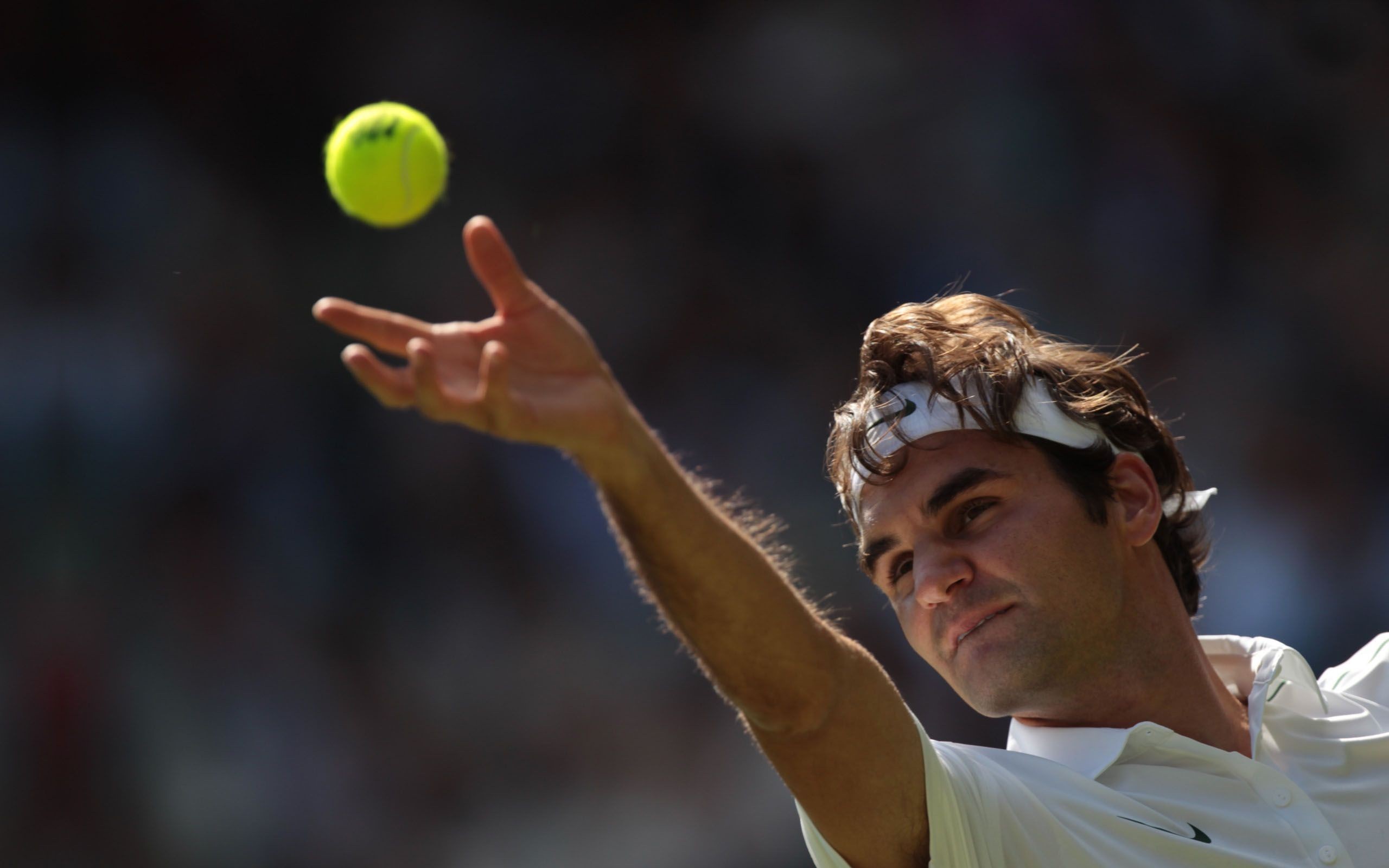 Roger Federer Serve A Tennis Ball Wallpapers - Roger Federer Wallpaper 4k - HD Wallpaper 