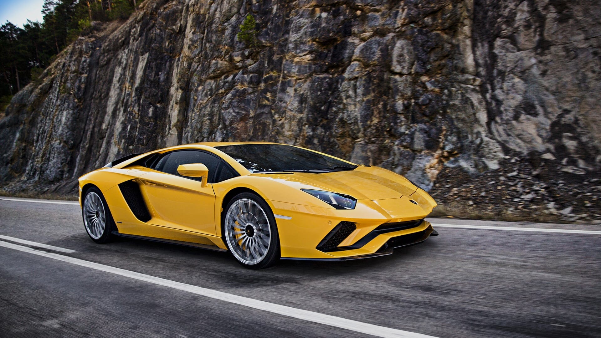 Download Picture Of A Stunning Hd Latest Model Car - Lamborghini Aventador S Coupe - HD Wallpaper 