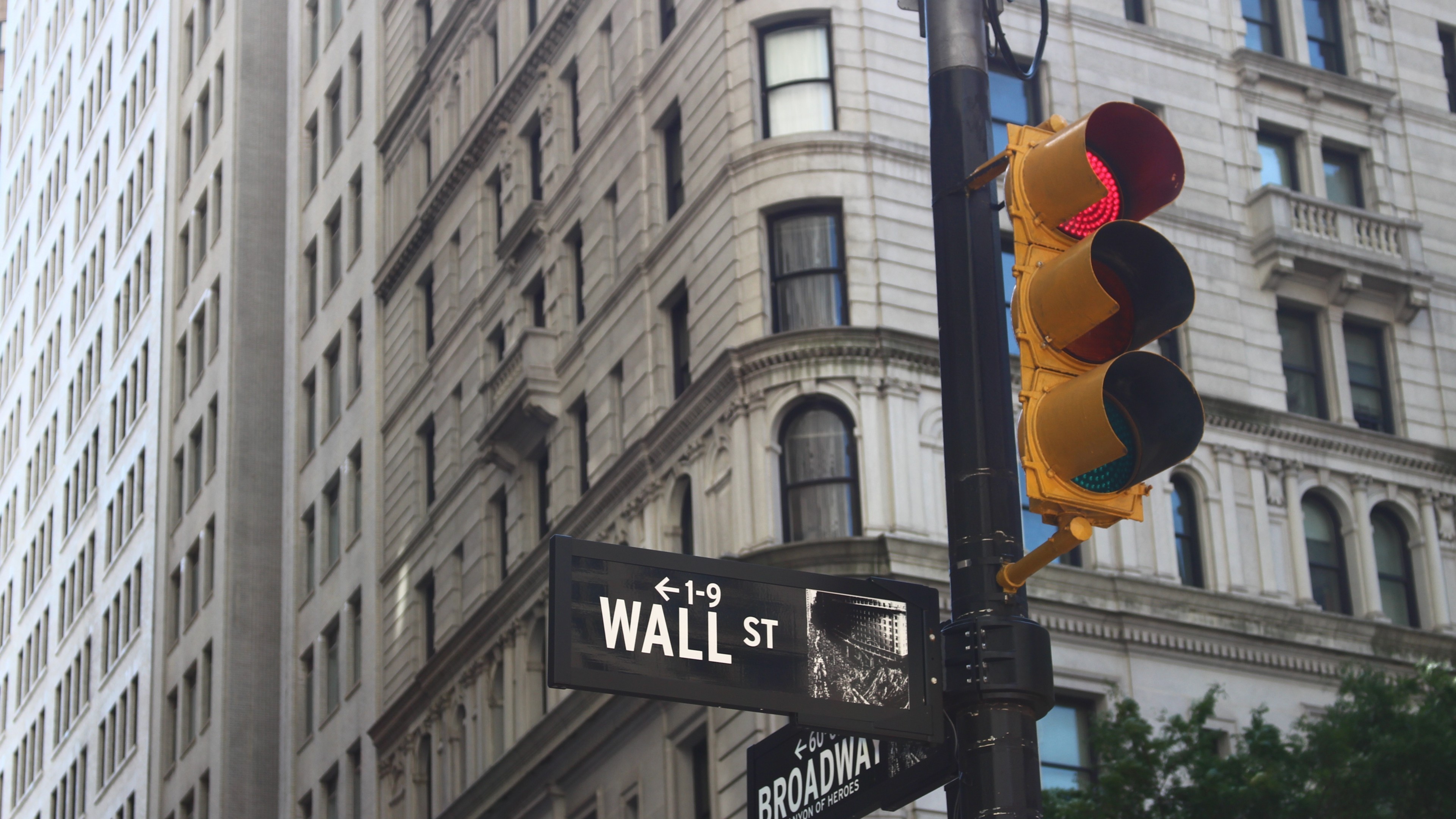 Traffic Light, Buildings, Street - Wall Street - HD Wallpaper 