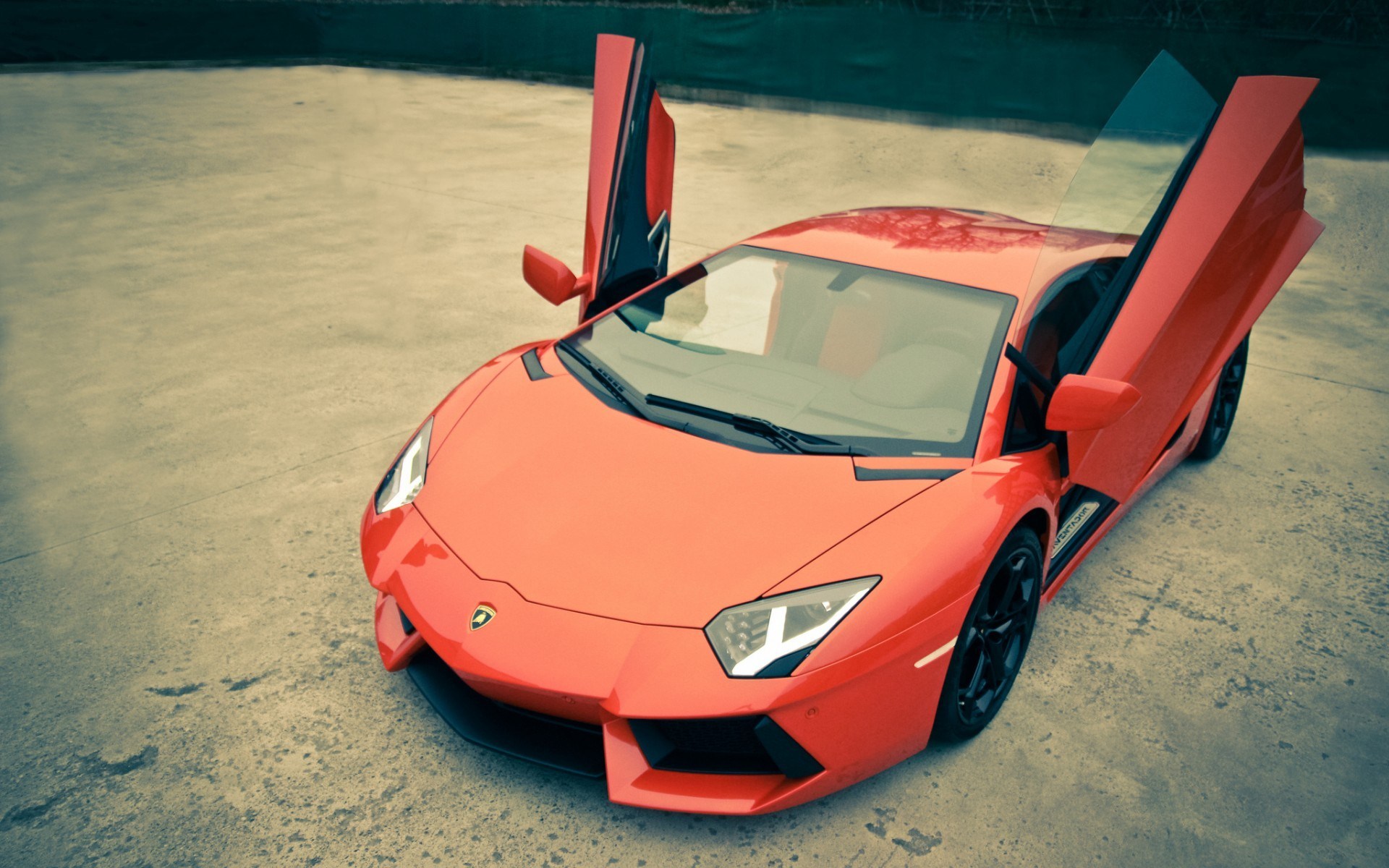 Lamborghini Aventador Open Doors - HD Wallpaper 