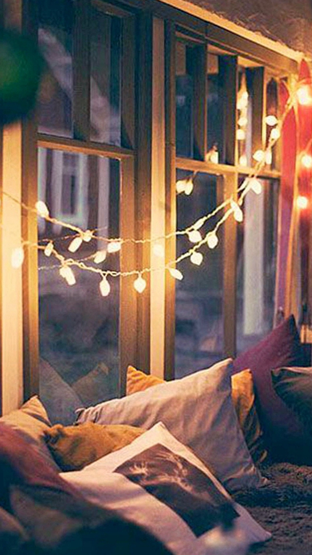 Christmas Lights Interior Decoration Iphone Wallpaper - Cosy Evening At Home - HD Wallpaper 