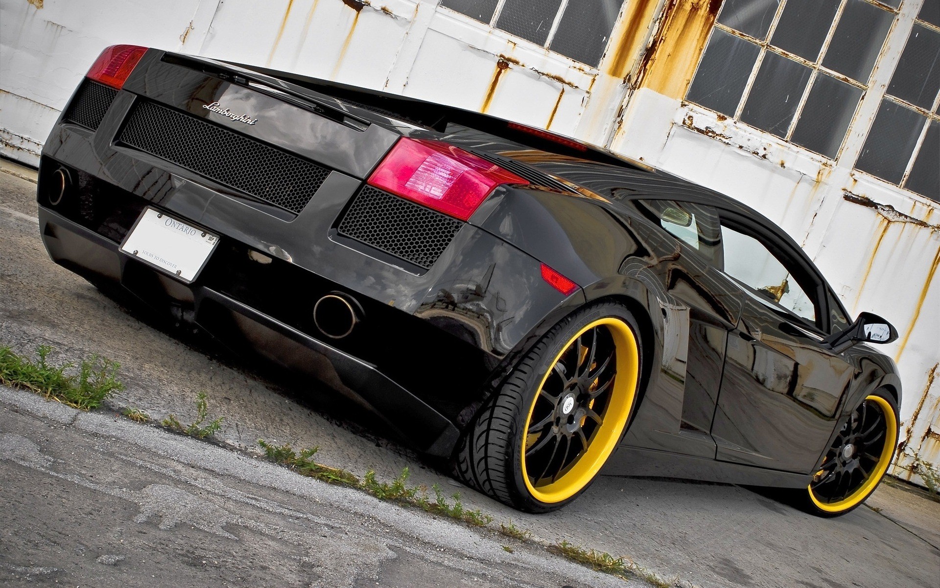 Super Best Car Black Lamborghini On Road Hd Wallpaper - Best Black Lamborghini Car Ever - HD Wallpaper 