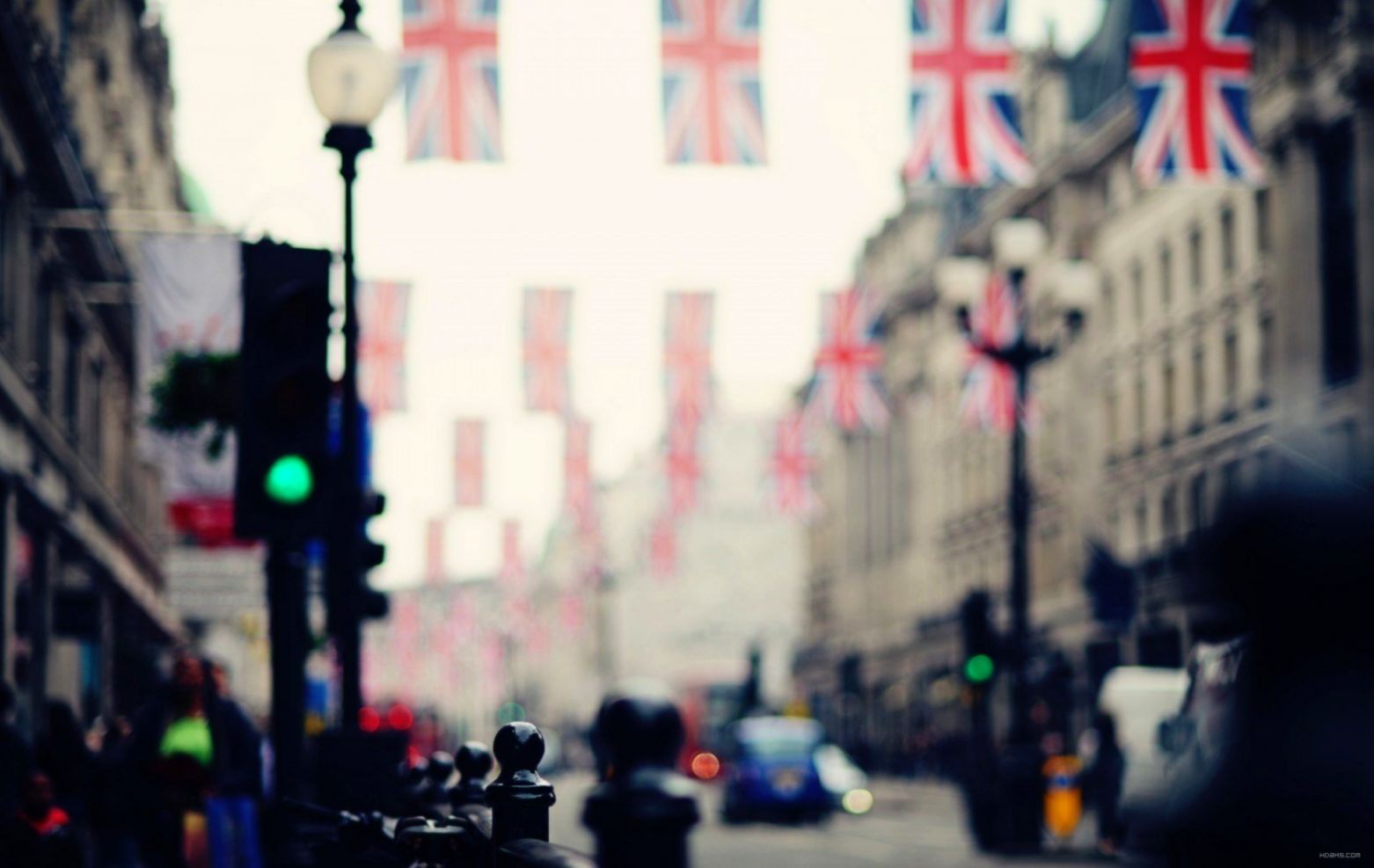 Street Flag Depth Of Field Traffic Lights Wallpaper - Facebook Cover Photo London - HD Wallpaper 