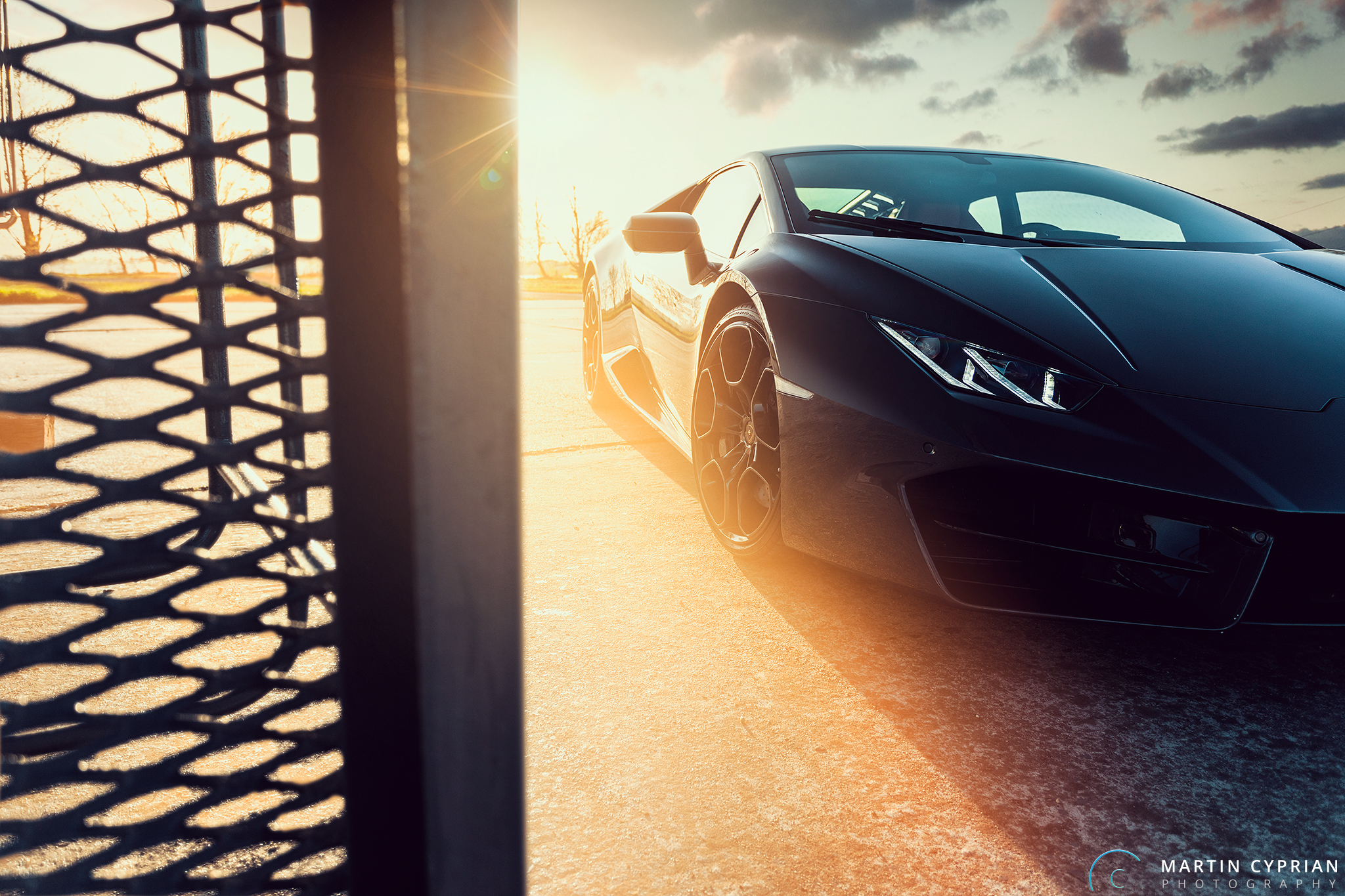 Lamborghini Huracan Black Light - HD Wallpaper 