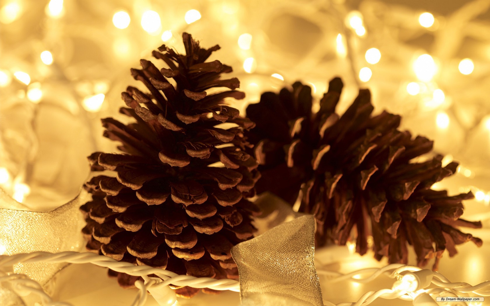 Free Holiday Wallpaper - Christmas Wallpaper Pine Cones - HD Wallpaper 