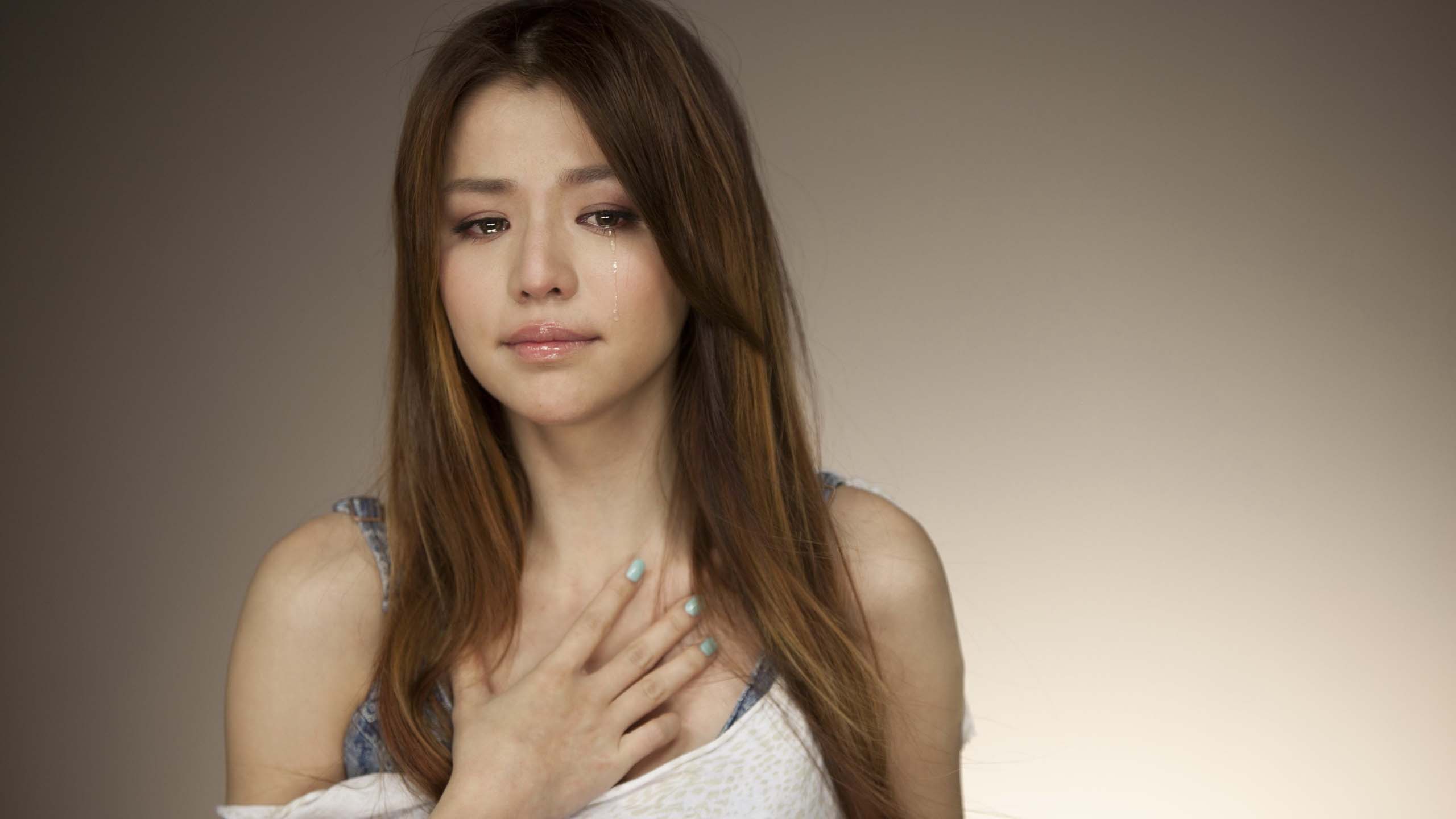Sad Girl Crying Hd Wallpaper Free Download Nice Hd - Girl Cry Hd - HD Wallpaper 