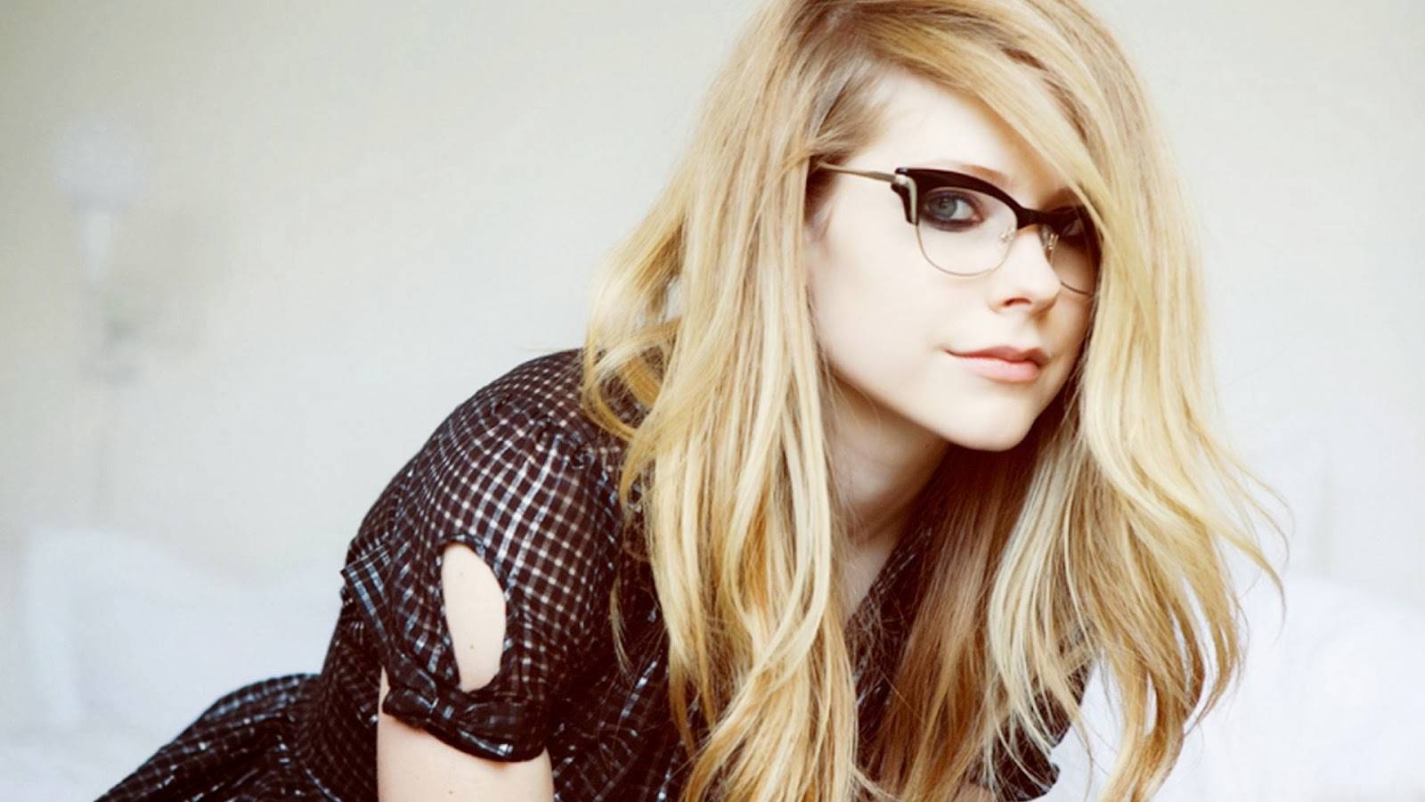 Papel De Parede Da Celebridade Avril Lavigne Hd - Singer Avril Lavigne - HD Wallpaper 