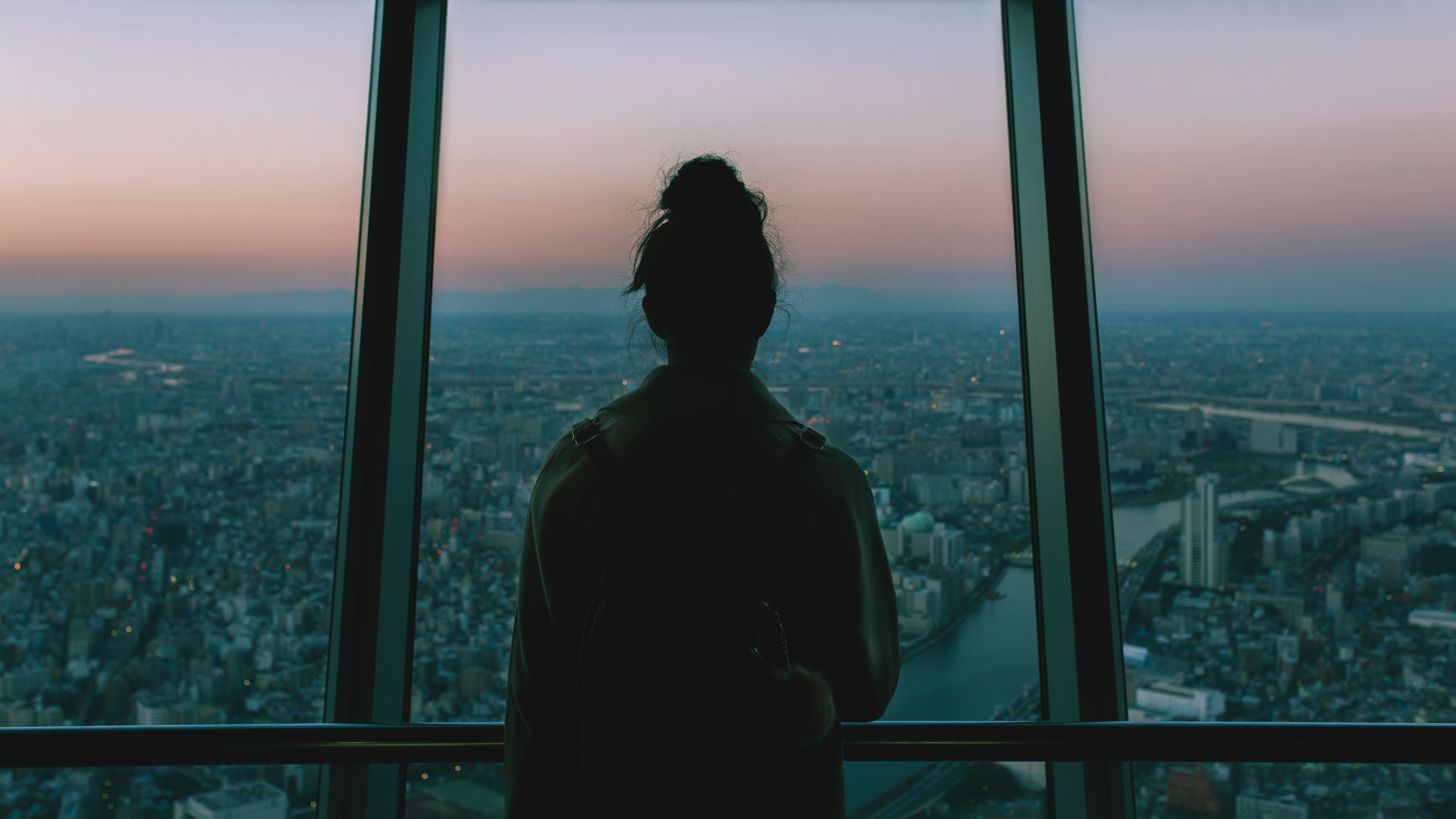 Girl Looking At City - HD Wallpaper 