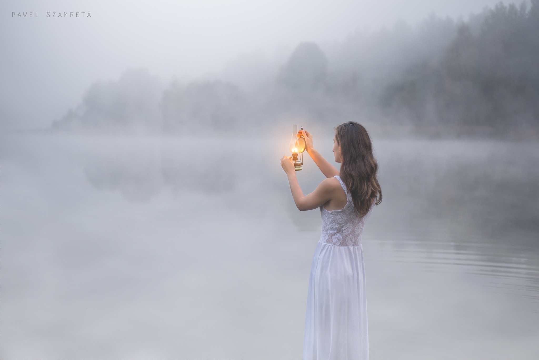Dream Lanten Woman In Dark Fog Wallpaper - Girl Standing In Fog - HD Wallpaper 