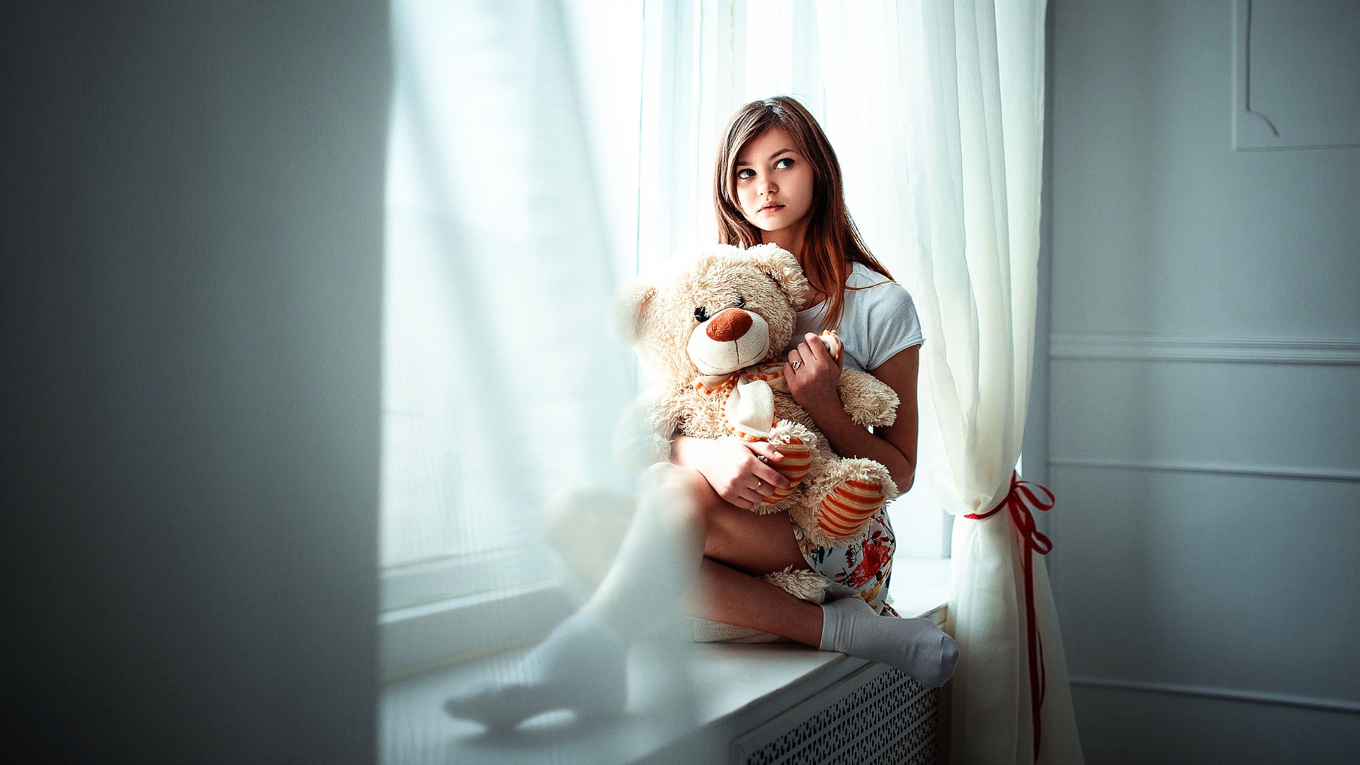 Wallpaper Sadness Girl And Teddy Bear, Windowsill - Teddy Bear With Girl - HD Wallpaper 