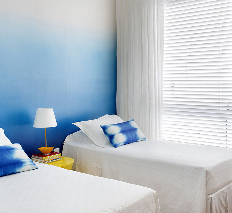 Bedroom Design Ideas - Blue Ombre Wall Bedroom - HD Wallpaper 