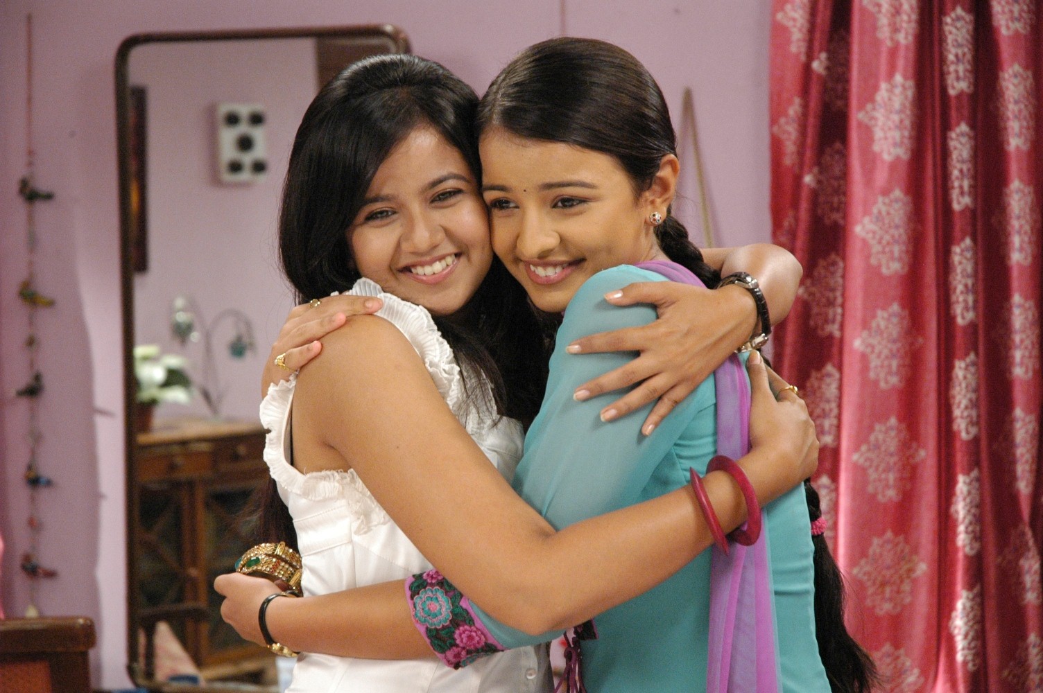 Gunjan And Rachna In Sapne Suhane Ladakpan Ke Zee Tv - Sapne Suhane Ladakpan Ke Rachna And Gunjan - HD Wallpaper 