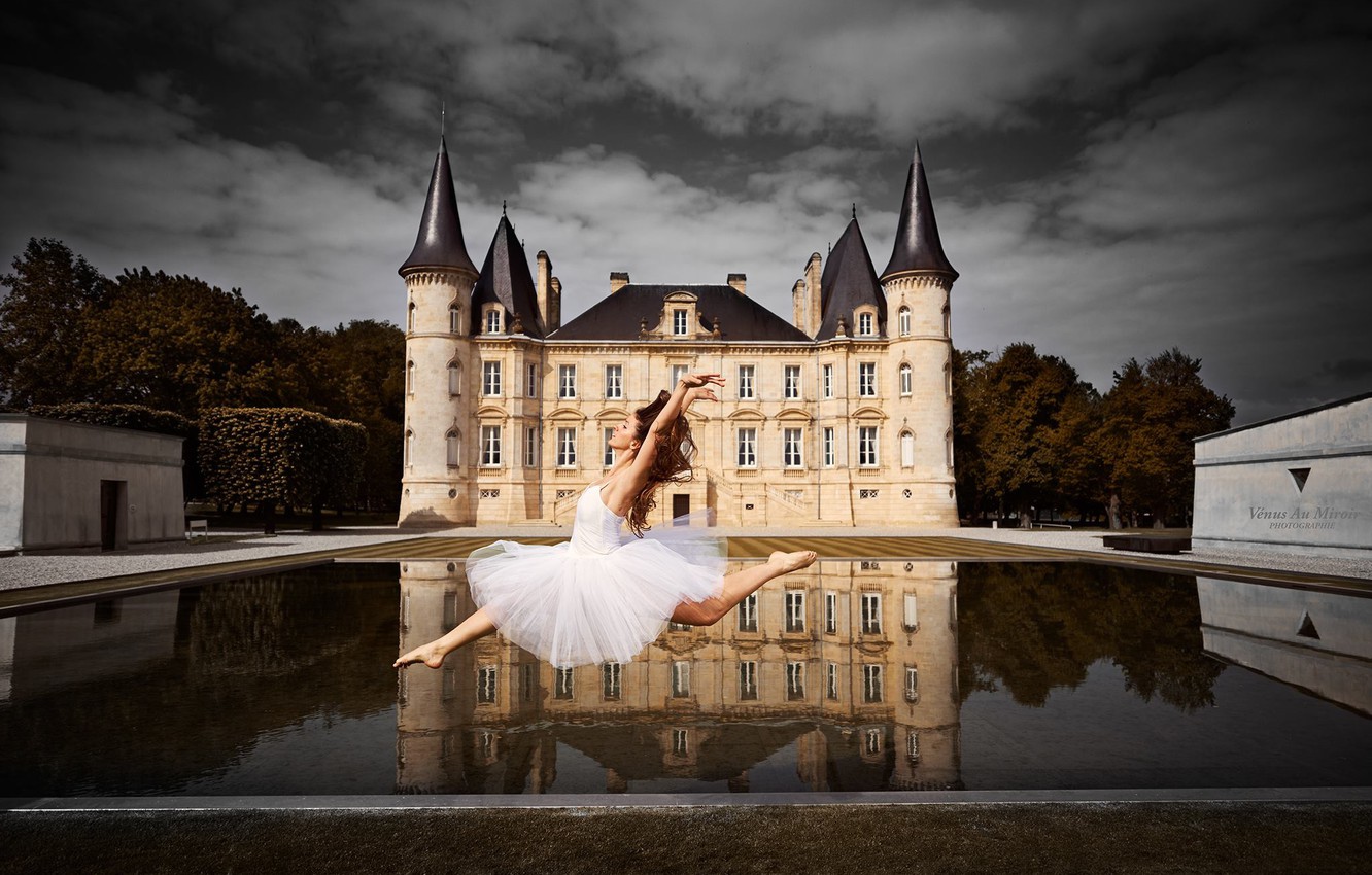 Photo Wallpaper Water, Girl, Reflection, Castle, Mood, - Château Pichon Longueville Baron - HD Wallpaper 