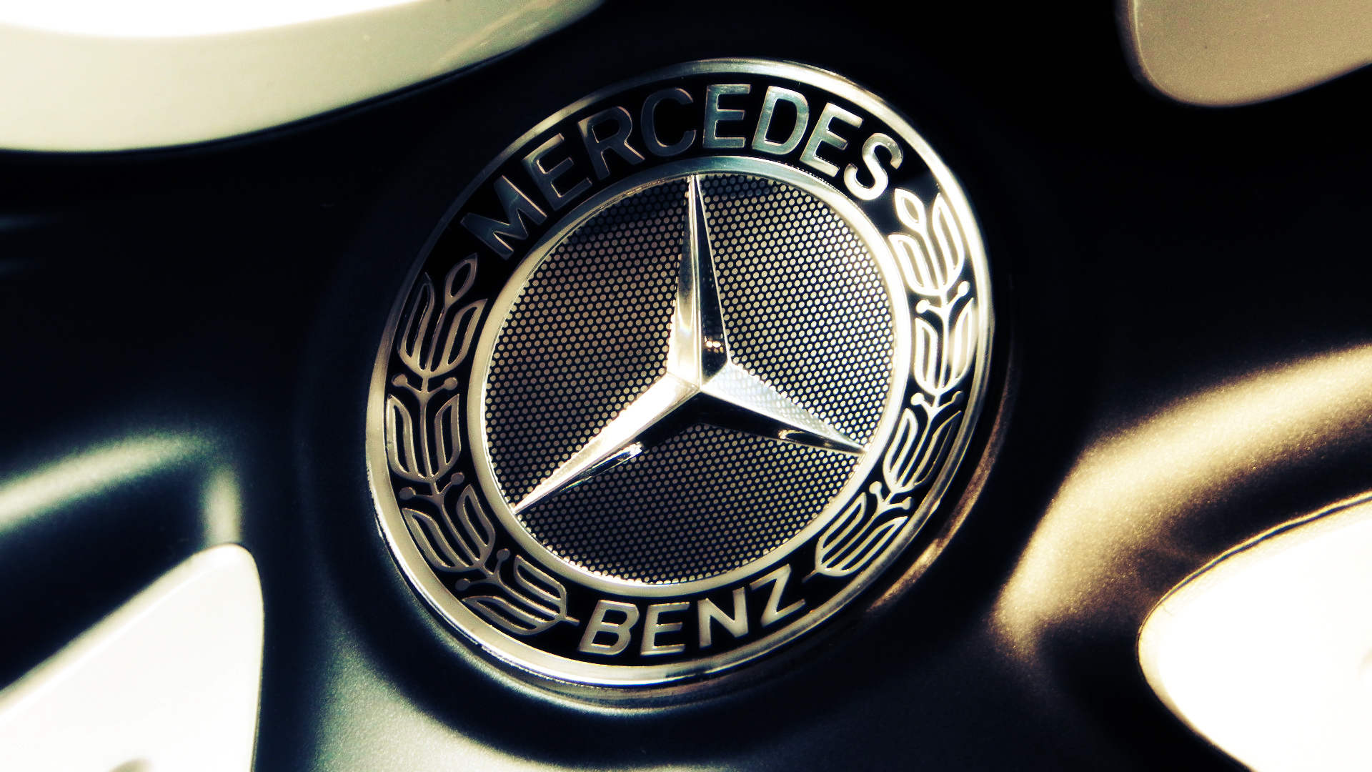 Mercedes Benz Logo Full Hd Wallpaper - Mercedes Benz Logo On Car - HD Wallpaper 