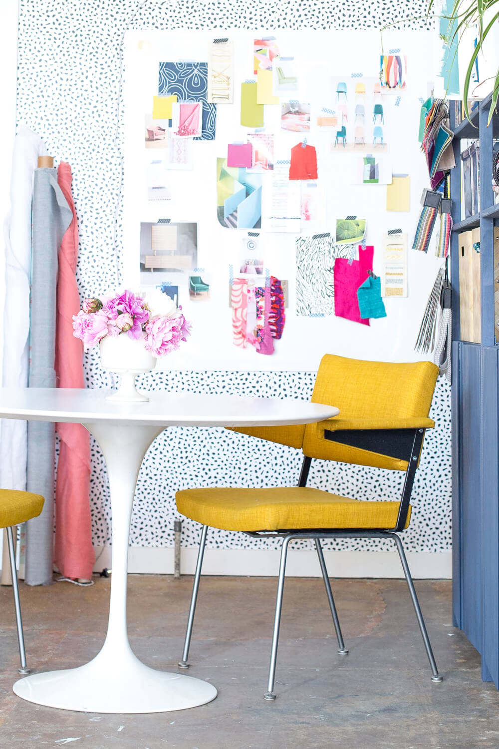 Emily Henderson Devine Color Tempaper Temporary Wallpaper - Chair - HD Wallpaper 
